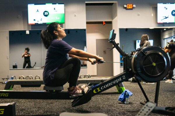 SWEAT440 Doral member woman working out gym class