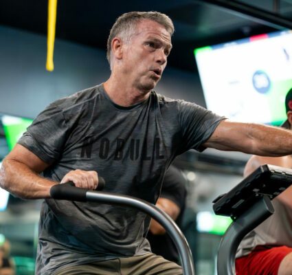 one man working out gym class SWEAT440