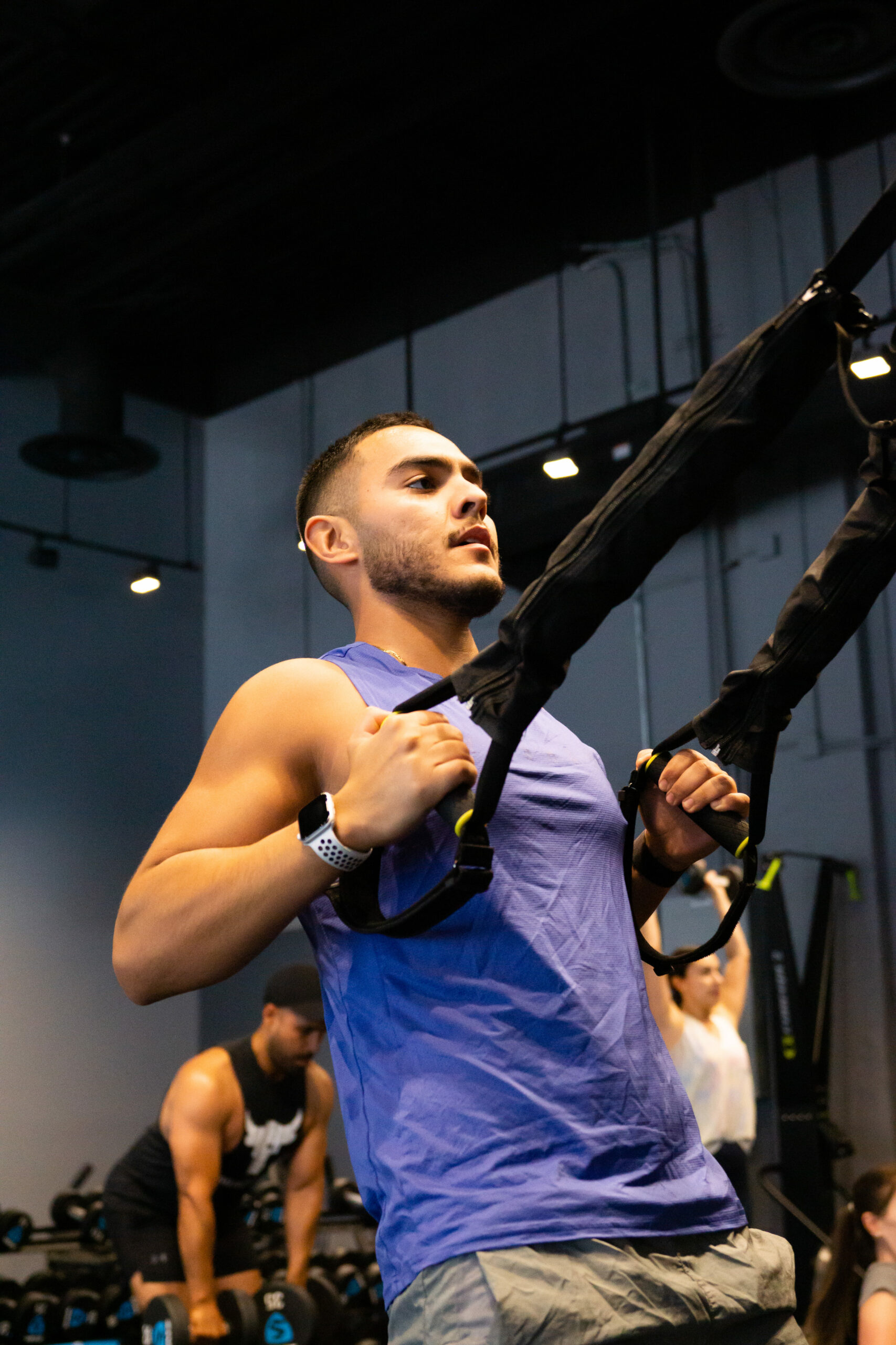 DSC09403 Man training upper body TRX
